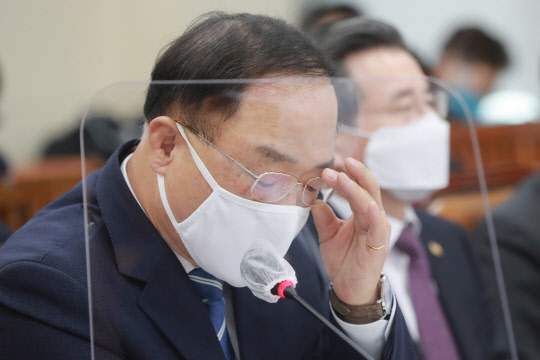 홍남기 부총리 겸 기획재정부 장관이 3일 국회에서 열린 기획재정위원회 전체회의에 출석하고 있다. 문재인 대통령은 이날 홍 부총리가 제출한 사직서를 반려한 것으로 알려졌다.  연합뉴스